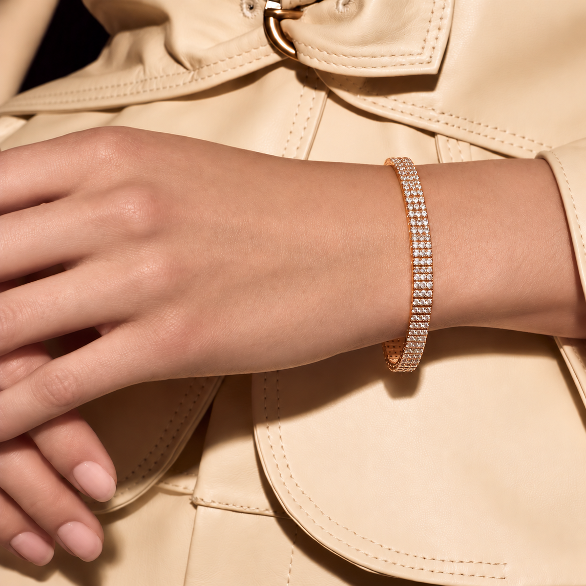 Bracelet tennis à trois rangs de griffes partagées en or 14 carats avec diamants