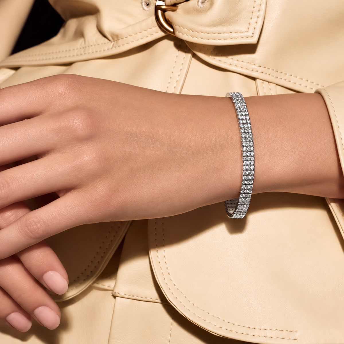 Bracelet tennis à trois rangs de griffes partagées en or 14 carats avec diamants