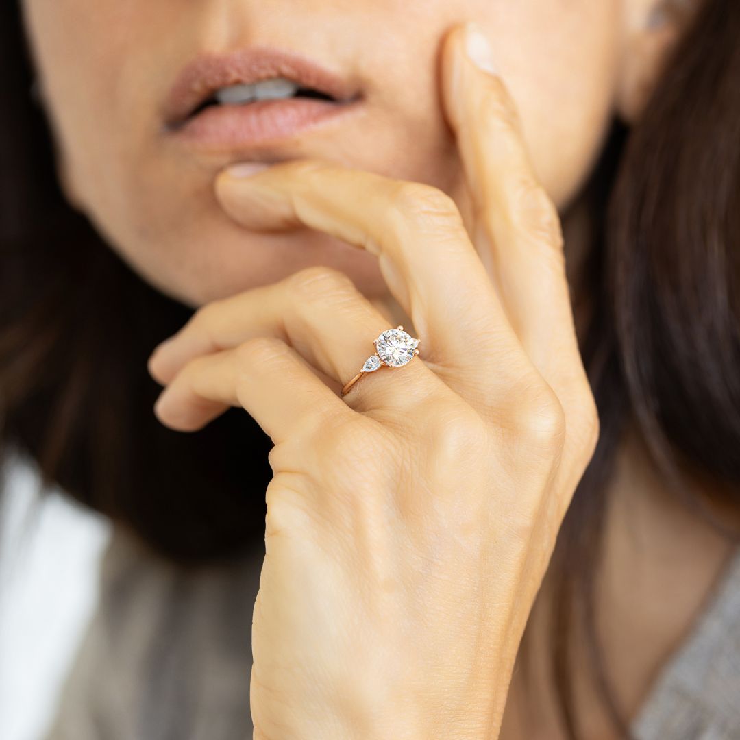 Bague de fiançailles trois pierres sertie de diamants ronds et poires | Or 14 carats