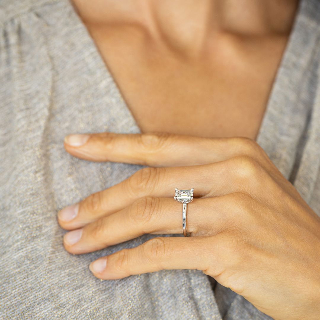 Bague de fiançailles en platine avec diamant taille émeraude