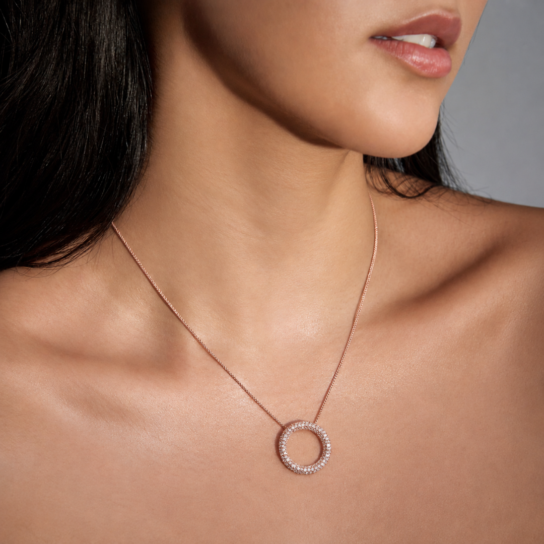 Collier cercle à rangée de diamants en or 14 carats