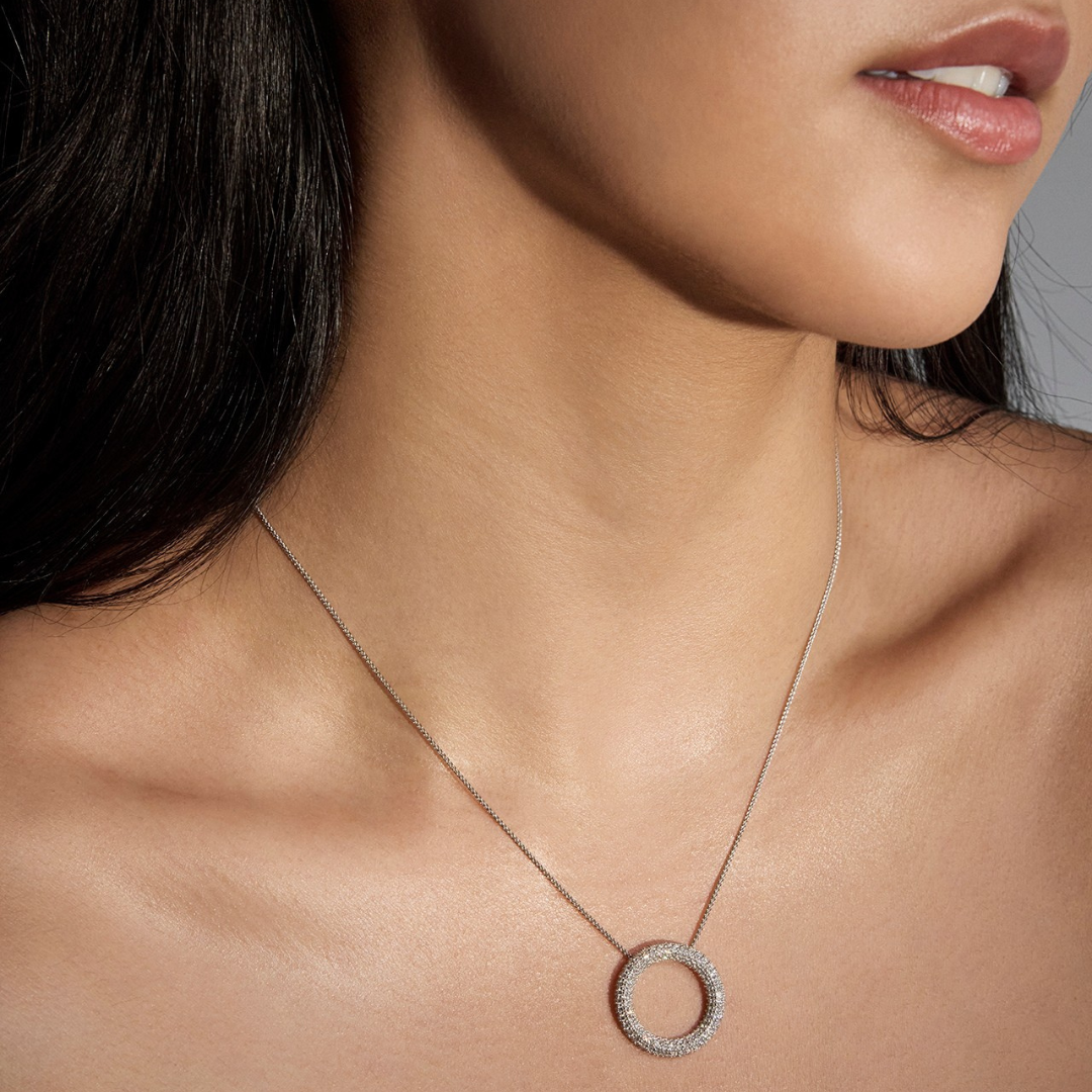 Collier cercle à rangée de diamants en or 14 carats
