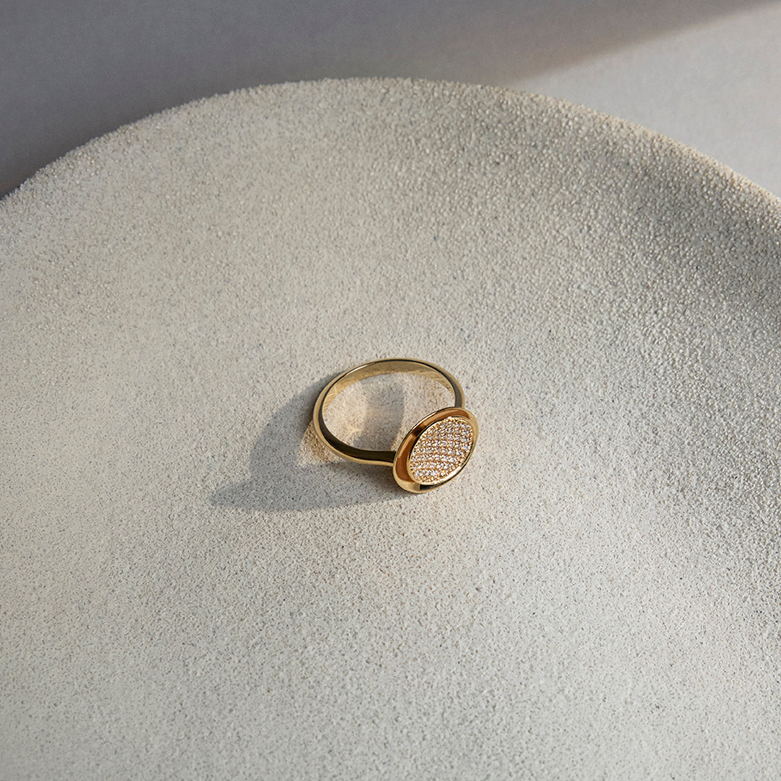 Bague bicolore en or 18 carats et platine, sertie d'un diamant flottant