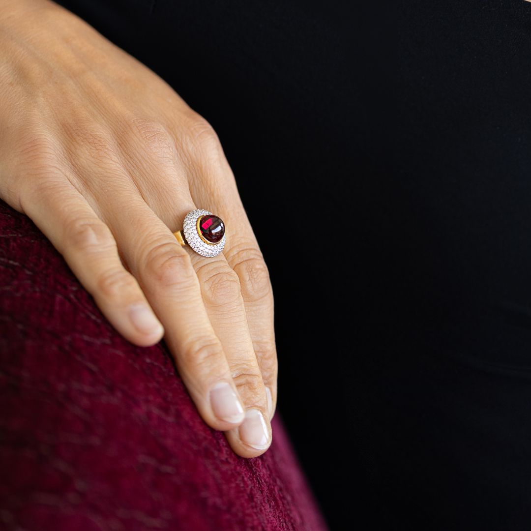 Bague en rhodolite sertie d'un halo de diamants bombés | Or 18 carats et platine
