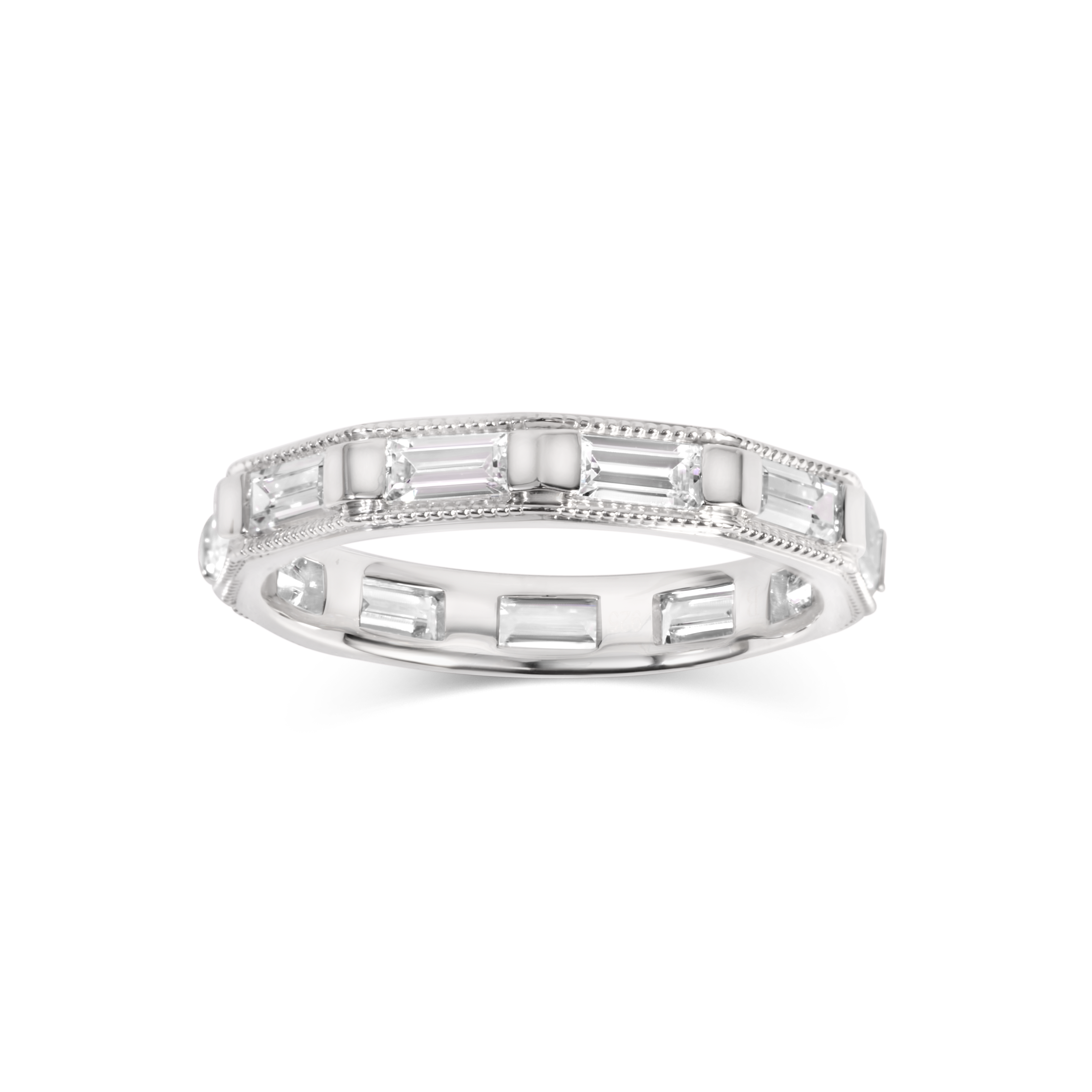 Alliance en or 18 carats sertie de diamants taille émeraude et ornée de perles.