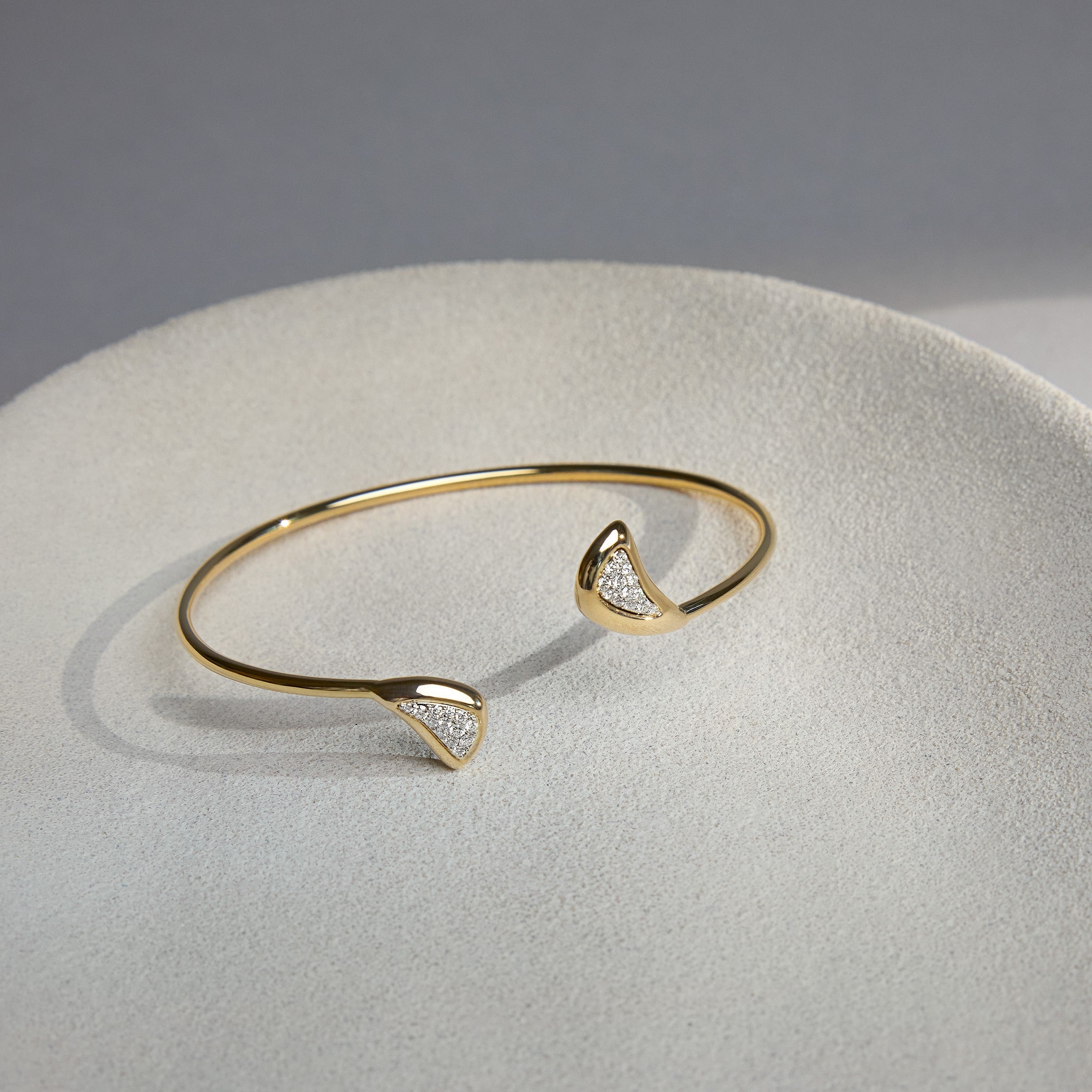 Bracelet manchette souple en forme de croissant en or 18 carats et platine avec diamants