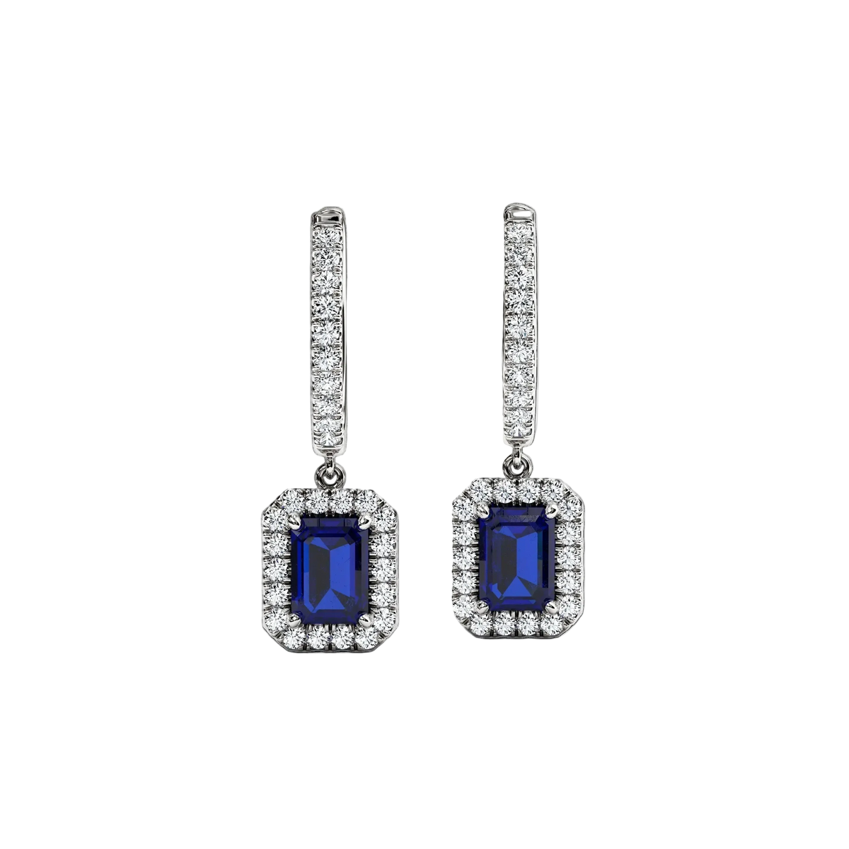 Boucles d'oreilles créoles en or 14 carats, serties d'un halo de saphirs taille émeraude et de diamants.