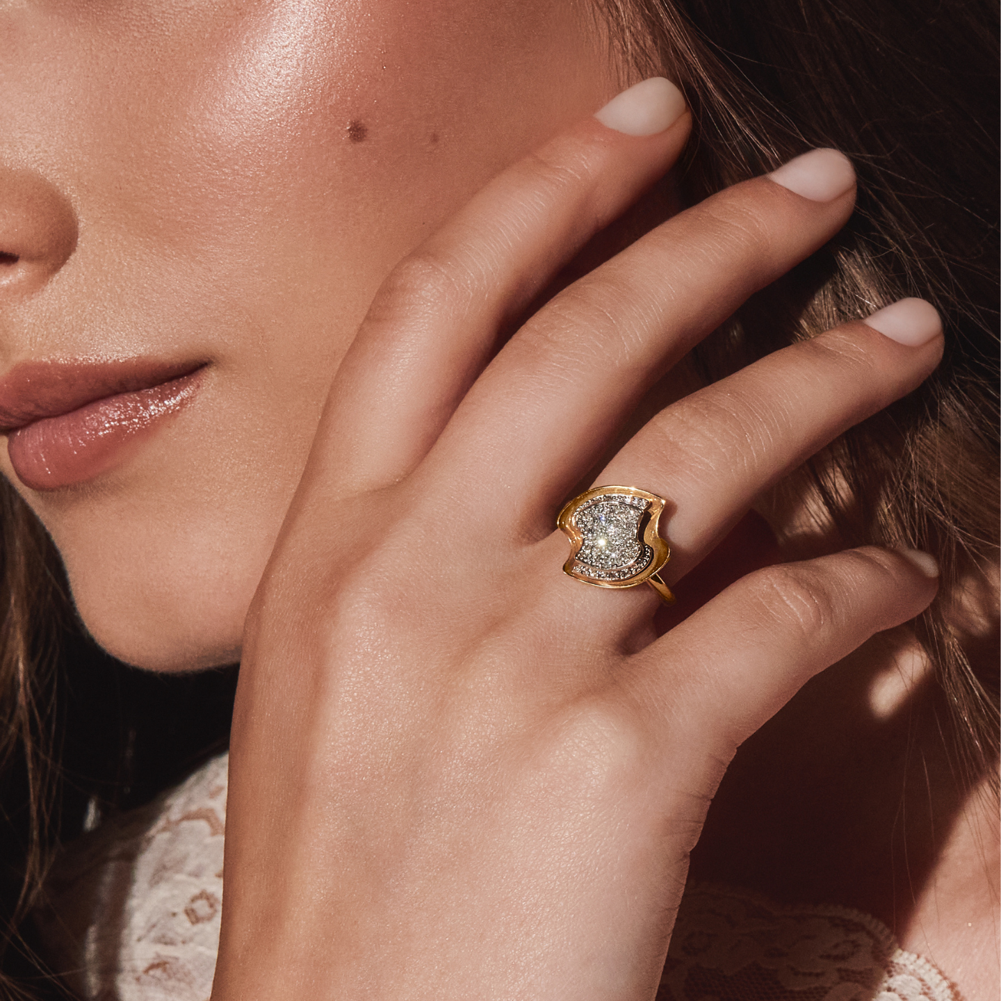 Floating diamond two-tone signet ring 18K Gold | Platinum