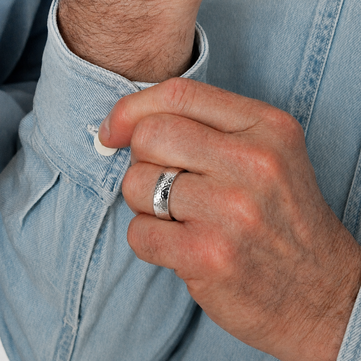 Hammered Polished Wedding Band in 18K Gold